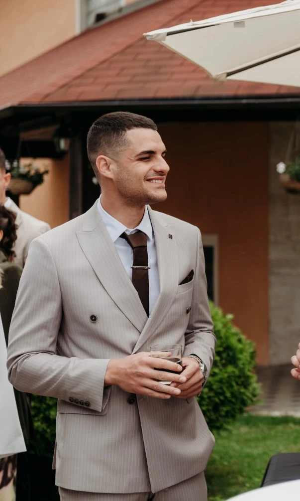 Moderno odijelo za posebne prigode